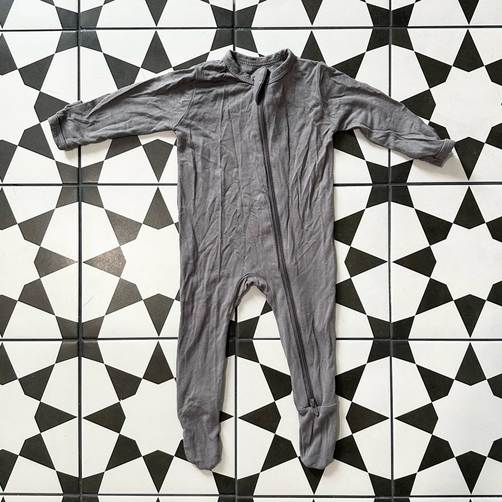 Kyte Baby Footie in Charcoal Grey 0-3mo